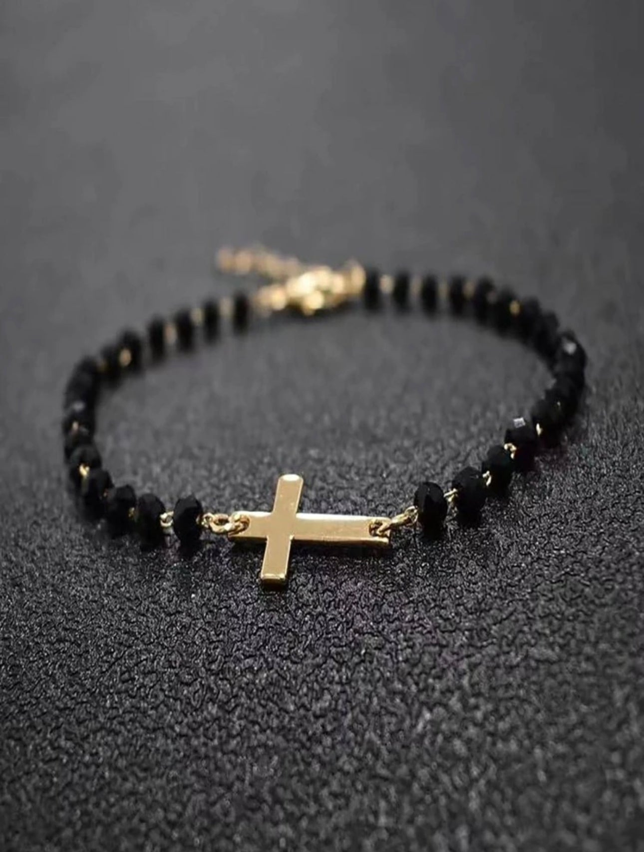 Armband mit Steinen und Kreuz