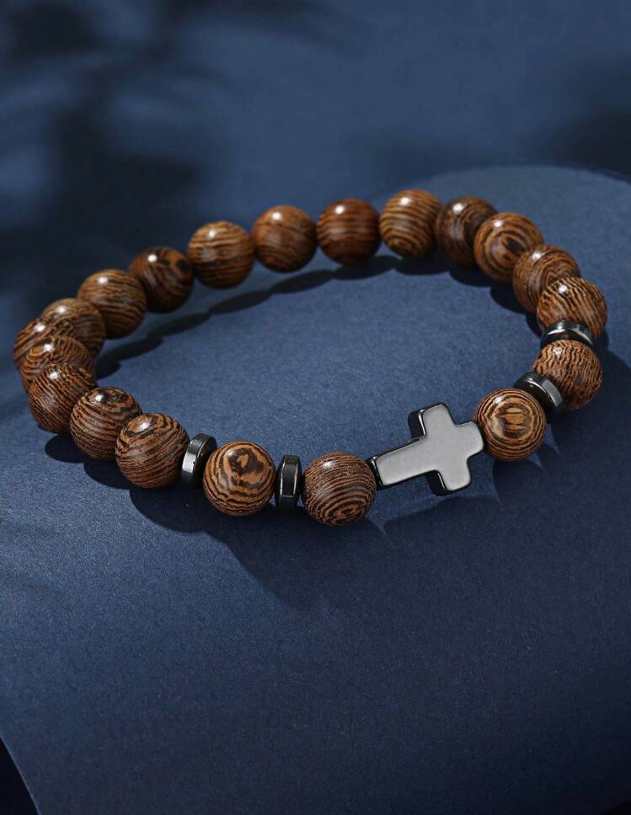 Armband mit Steinen und Kreuz