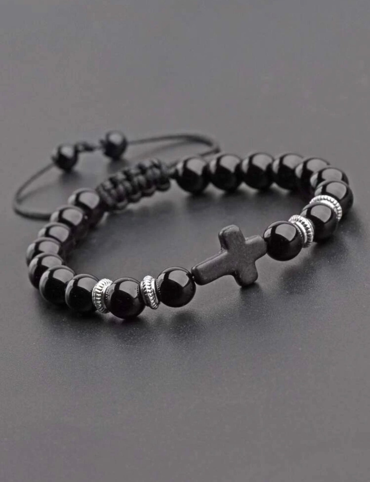 Armband mit Steinen und Kreuz